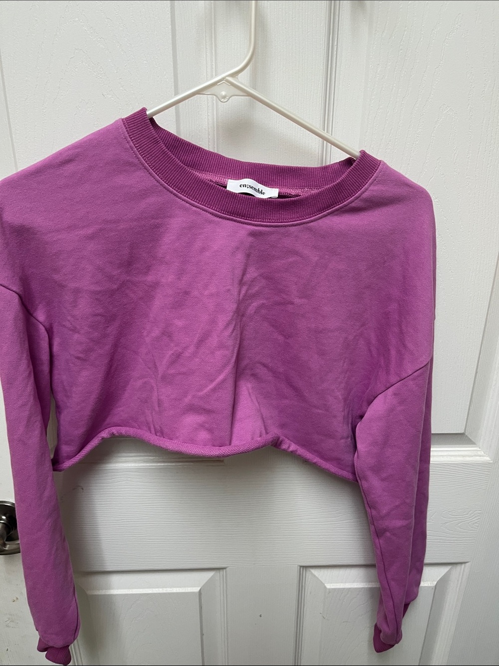 Cropped Long-Sleeve Pullover Sweatshirt in Magenta